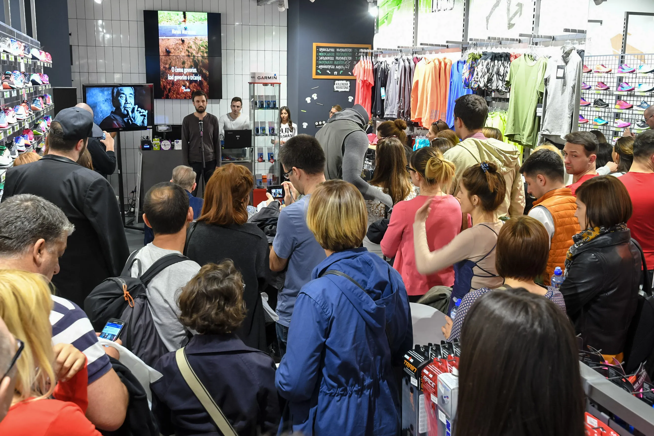 PREDSTAVLJENA KNJIGA O TRČANJU ČUVENOG HARUKIJA MURAKAMIJA